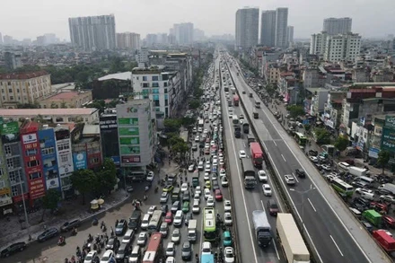 Các phương tiện di chuyển trên tuyến vành đai 3 trên cao trở lại bình thường. (Ảnh: PHẠM CÔNG)