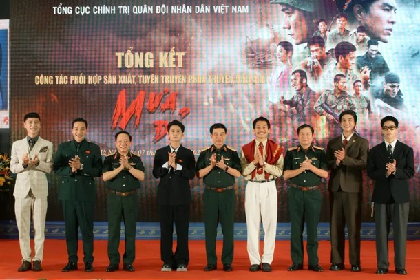 Đại tướng Phan Văn Giang cùng các đại biểu chúc mừng đội ngũ diễn viên trẻ trong phim "Mưa đỏ".