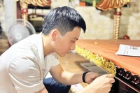 Nguyễn Phú Chiến tìm thị trường cho sản phẩm truyền thống qua mạng xã hội.