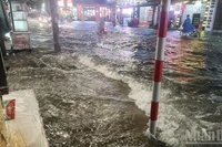 Tối 5/7, Đà Nẵng ngập cục bộ do mưa lớn trong nhiều giờ. (Ảnh: THANH TÂM)