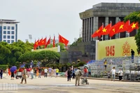Hà Nội gấp rút hoàn tất công tác chuẩn bị cho dịp kỷ niệm 80 năm Quốc khánh. (Ảnh: TRUNG HIẾU)