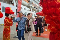 Du khách trên tàu biển mang quốc tịch Trung Quốc hào hứng khi đến Việt Nam. (Ảnh: H.B)