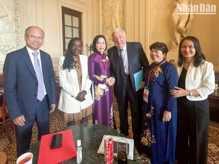 Phó Chủ tịch Quốc hội Nguyễn Thị Thanh gặp Chủ tịch Thượng viện Pháp Gérard Larcher. gaptvien-1.jpg