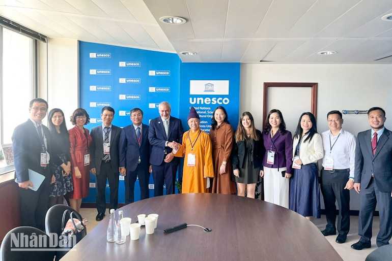 Thứ trưởng Thường trực, Chủ tịch Ủy ban Quốc gia UNESCO Việt Nam Nguyễn Minh Vũ trao đổi với ông Ernesto Ottone Ramirez, Trợ lý Tổng Giám đốc UNESCO về văn hóa Ernesto Ottone Ramirez. thutruong3-1.jpg