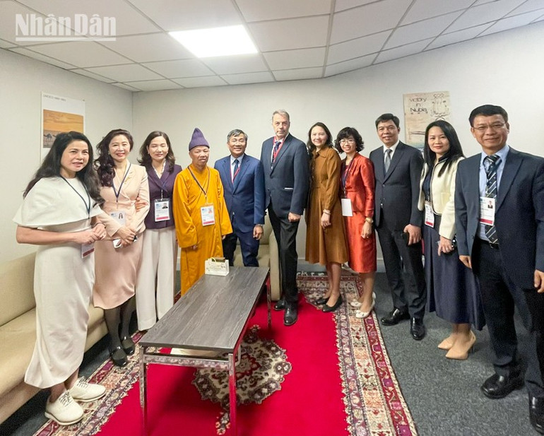 Thứ trưởng Thường trực, Chủ tịch Ủy ban Quốc gia UNESCO Việt Nam Nguyễn Minh Vũ trao đổi với Giáo sư Nikolay Nenov (Bulgaria), Chủ tịch Kỳ họp lần thứ 47 của Ủy ban Di sản Thế giới. thutruong4-1.jpg