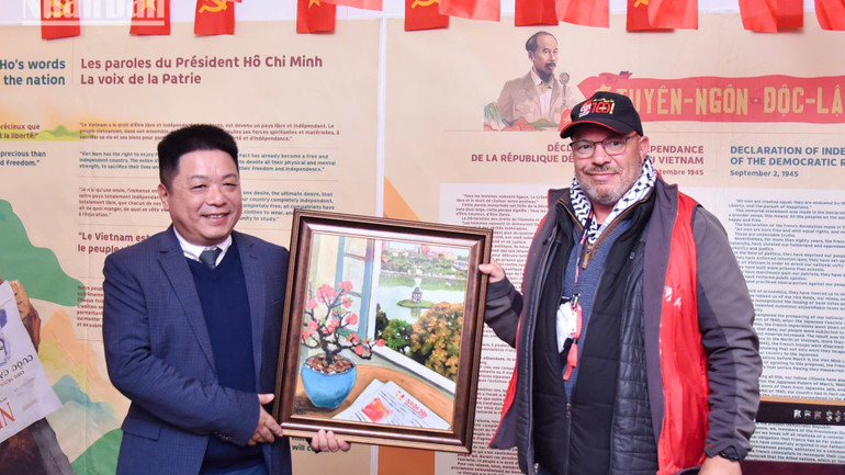 Phó Tổng Biên tập Quế Đình Nguyên tặng quà lưu niệm cho Tổng Thư ký Công đoàn sách và xuất bản báo chí (SGLCE-CGT), cám ơn các bạn Pháp hỗ trợ Báo Nhân Dân tổ chức gian trưng bày về Việt Nam tại mỗi kỳ hội báo. humq14-2861.jpg