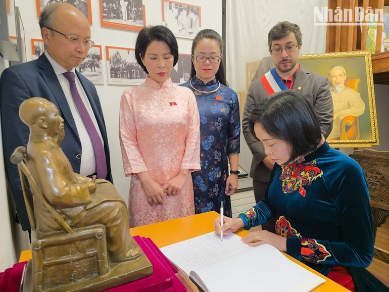 Phó Chủ tịch Quốc hội Nguyễn Thị Thanh ghi lưu bút tại Không gian Chủ tịch Hồ Chí Minh trong Bảo tàng Lịch sử Sống. 20250711-093929.jpg