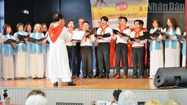 Hợp ca Quê hương biểu diễn bài đồng ca “Kỷ niệm ở quê hương” của nhạc sĩ Hoàng Vân. ndo_tr_dsc-3056-1096.jpg