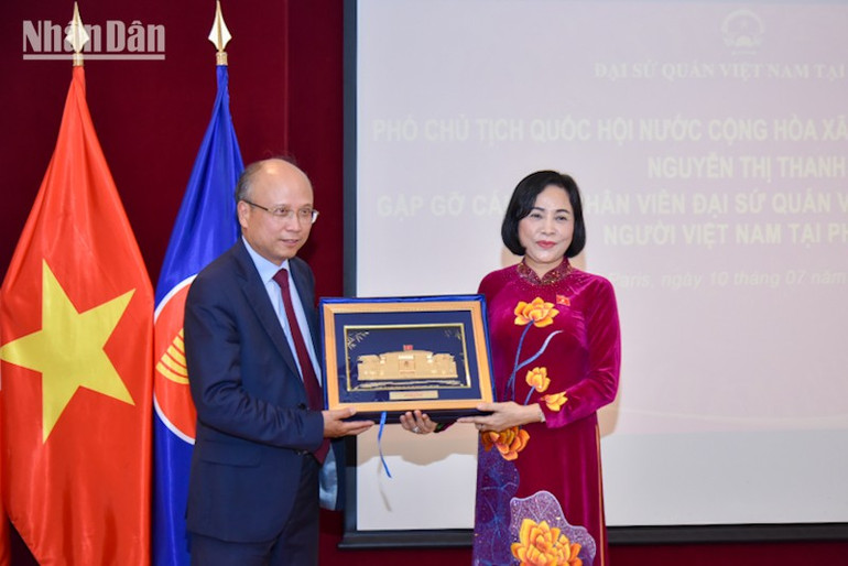 Phó Chủ tịch Quốc hội Nguyễn Thị Thanh trao quà lưu niệm cho Đại sứ Việt Nam tại Pháp Đinh Toàn Thắng. duy-0281-1.jpg