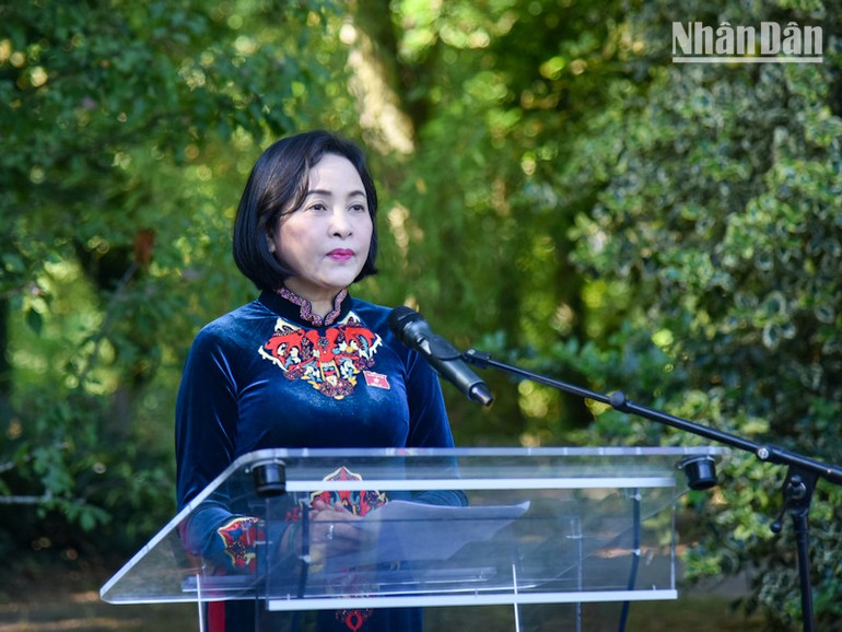 Phó Chủ tịch Quốc hội Nguyễn Thị Thanh phát biểu tại lễ dâng hoa trước tượng Chủ tịch Hồ Chí Minh trong công viên Montreau. duy-0370-1.jpg