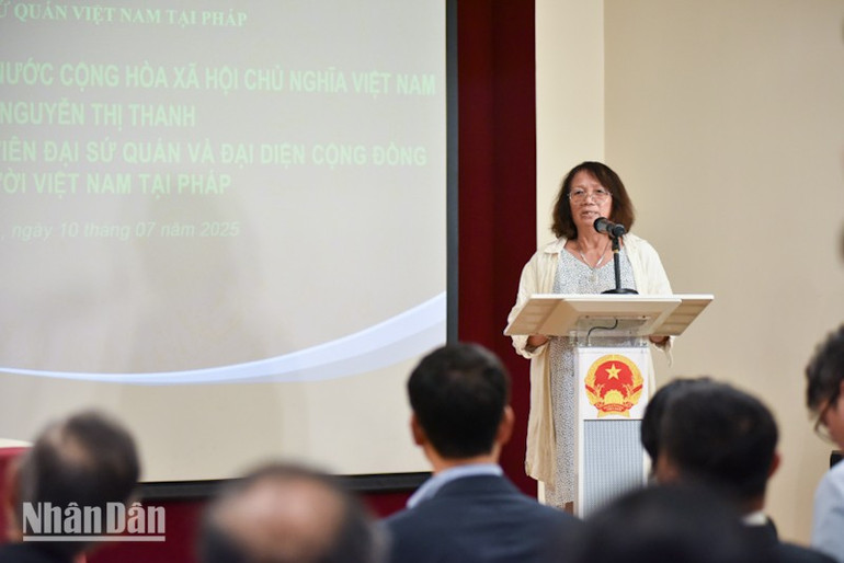 Bà Trần Thu Dung, Chủ tịch Câu lạc bộ Yêu biển đảo Việt Nam, giới thiệu về các hoạt động gắn kết các thế hệ kiều bào với văn hóa và chủ quyền quốc gia. duy-0193.jpg
