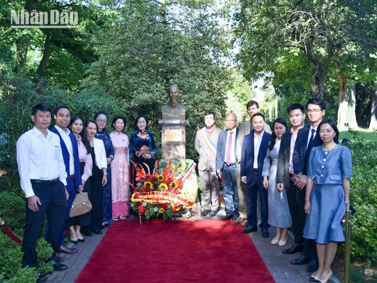Đoàn đại biểu Quốc hội nước Cộng hòa xã hội chủ nghĩa Việt Nam và đại diện chính quyền thành phố Montreuil chụp ảnh lưu niệm tại tượng Chủ tịch Hồ Chí Minh. duy-0417-2.jpg