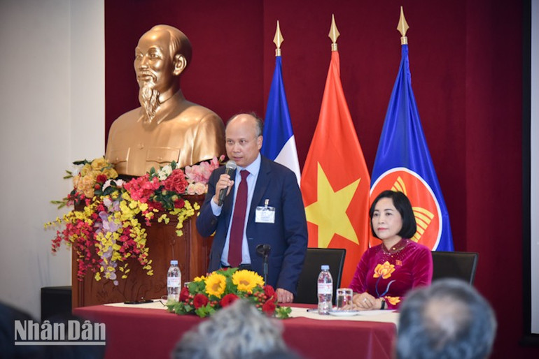 Đại sứ Việt Nam tại Pháp báo cáo về hoạt động của các cơ quan đại diện và cộng đồng người Việt. duy-0156-1.jpg
