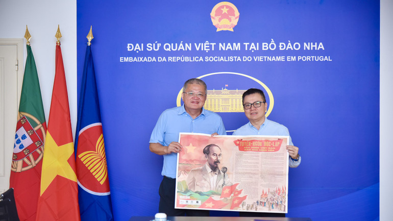 Tổng Biên tập Lê Quốc Minh trao các ẩn phẩm đặc biệt của Báo Nhân Dân tặng Đại sứ quán Việt Nam tại Bồ Đào Nha. duy-2434-5159.jpg