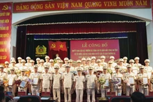Ban Giám đốc Công an Lai Châu trao quyết định và tặng hoa chúc mừng các đồng chí lãnh đạo công an cấp xã, phường.