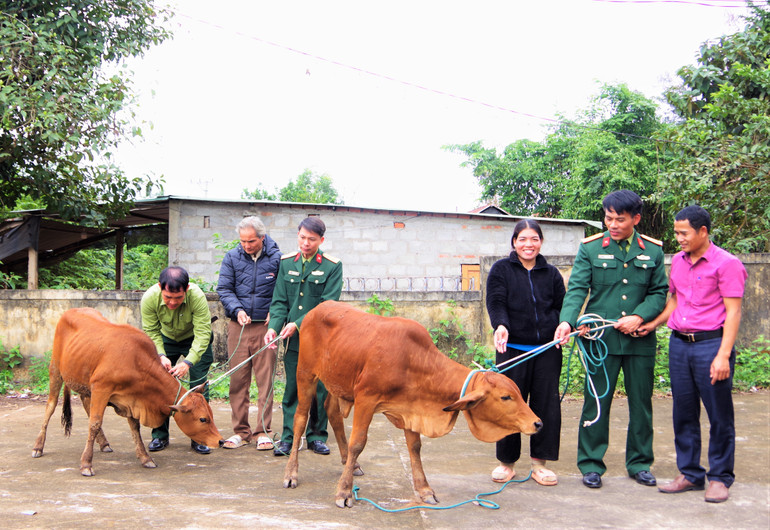ក្រុមការពារសេដ្ឋកិច្ច 337 យោធភូមិភាគទី៤ គាំទ្រការចិញ្ចឹមសត្វដល់ប្រជាពលរដ្ឋតាមឃុំ ក្នុងតំបន់គម្រោងអភិវឌ្ឍន៍សេដ្ឋកិច្ច និងកាត់បន្ថយភាពក្រីក្រ។ b8c663b3-7cf7-4570-8a77-85189b375836.jpg