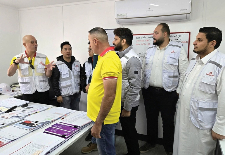 Nhân viên Thép Đại Dũng trao đổi công việc với các chuyên gia tại Ả Rập. d7f637ac-67f8-4fe9-9ab4-7f8fe22454e0.jpg