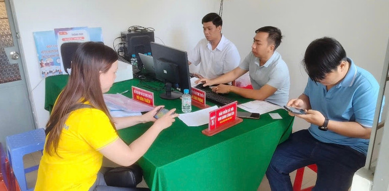 Người dân làm thủ tục tại Trung tâm phục vụ hành chính công xã Mỹ Hiệp, tỉnh Đồng Tháp. ba6e164f-a61e-47ad-a007-f6a05e6c112c.jpg