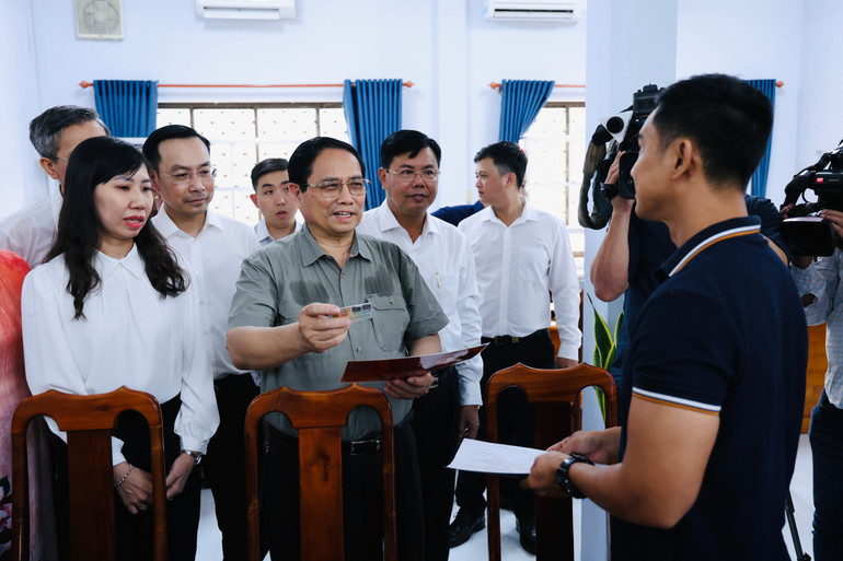 Thủ tướng Phạm Minh Chính kiểm tra mô hình chính quyền hai cấp tại phường Thới Sơn, tỉnh An Giang. 579b9810-d702-462a-b671-df42b590ecfc.jpg