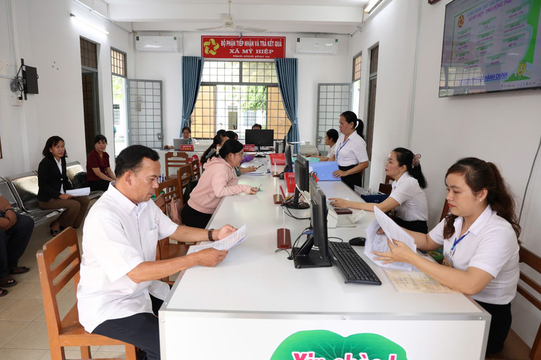 Người dân làm thủ tục tại Trung tâm phục vụ hành chính công xã Mỹ Hiệp, tỉnh Đồng Tháp. e50b7720-a029-47a0-a54d-0df8a2a147b1.jpg