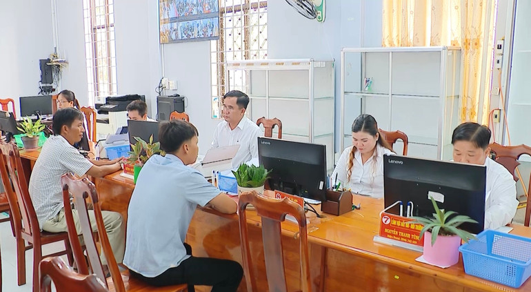 Người dân làm thủ tục tại Trung tâm phục vụ hành chính công phường Thới Sơn, tỉnh An Giang. fb452e94-1283-4180-a0ff-1f53183132fb.jpg
