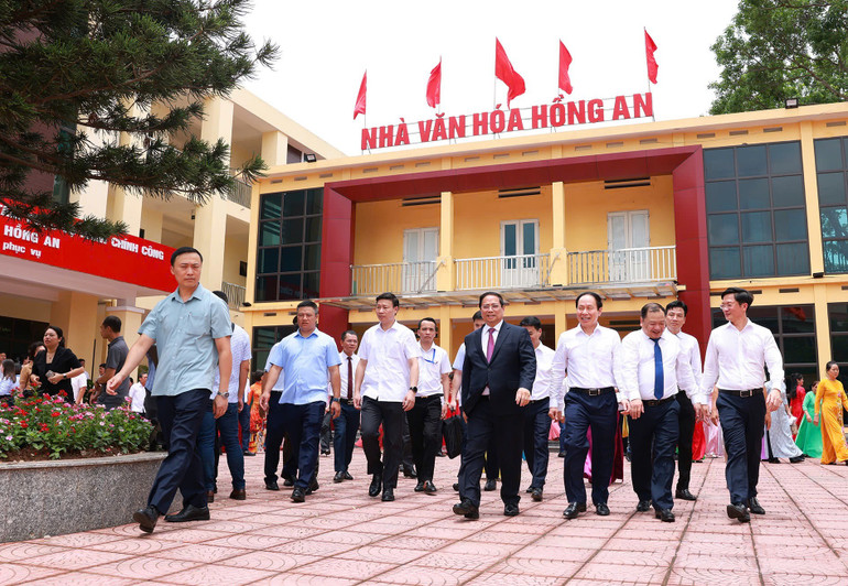 Thủ tướng Phạm Minh Chính kiểm tra mô hình chính quyền hai cấp tại phường Hồng An, TP. Hải Phòng. 80817aa9-00ec-4bdb-a613-162f027f94c0.jpg