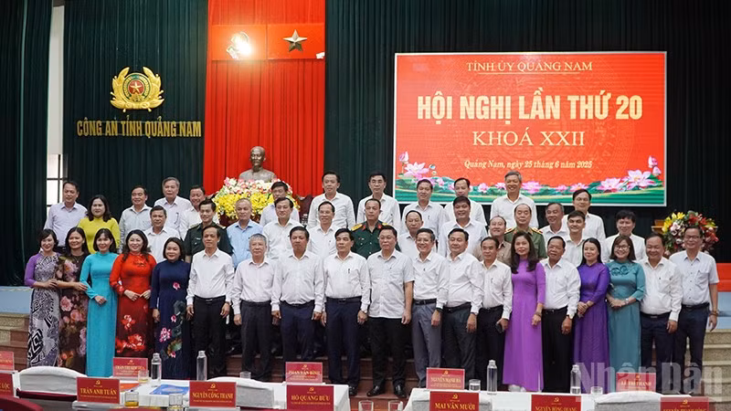 Các đồng chí trong Ban Chấp hành Đảng bộ tỉnh Quảng Nam chụp ảnh lưu niệm tại Hội nghị.