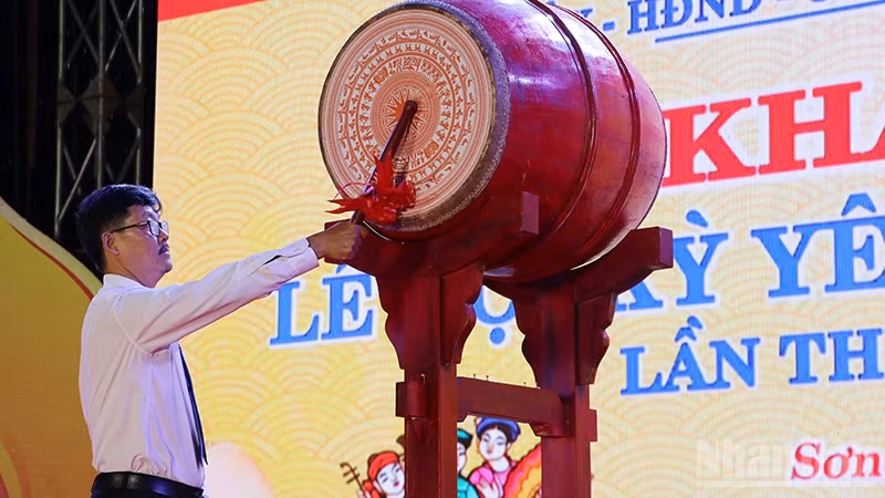 Lãnh đạo xã Sơn Cẩm Hà gióng trống khai hội Lễ hội Kỳ Yên xã Sơn Cẩm Hà lần thứ III năm 2026.