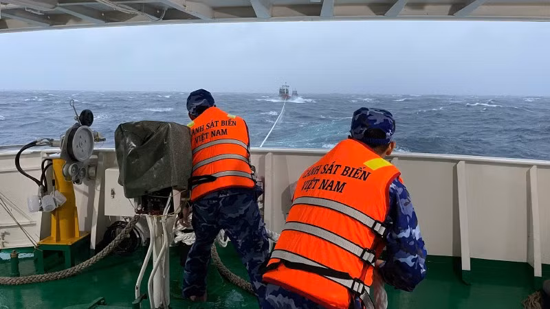 Tàu Cảnh sát biển 319 tiếp cận tàu cá bị nạn trên biển.