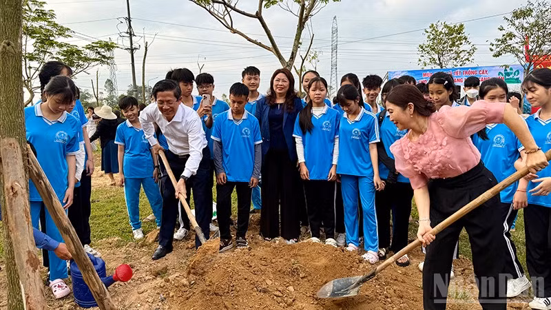 Phó Chủ tịch Ủy ban nhân dân thành phố Đà Nẵng Trần Nam Hưng (áo trắng) tham gia trồng cây tại phường Tam Kỳ.