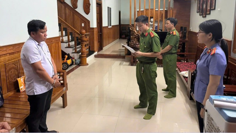 Các lực lượng chức năng thực hiện Lệnh khám xét nơi ở đối với đối tượng Trần Đăng Hùng.