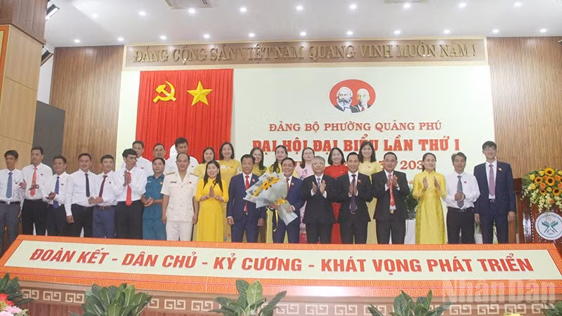 Ban Chấp hành Đảng bộ phường Quảng Phú, nhiệm kỳ 2025-2030 ra mắt tại đại hội.