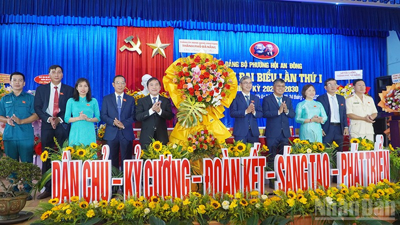 Lãnh đạo thành phố Đà Nẵng tặng hoa chúc mừng Đại hội. ndo_br_1.jpg