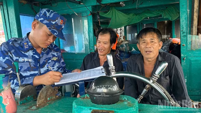 Cán bộ Vùng Cảnh sát biển 2 lập biên bản hành vi vi phạm IUU của tàu cá BV-92580-TS. (Ảnh: Vùng Cảnh sát biển 2)