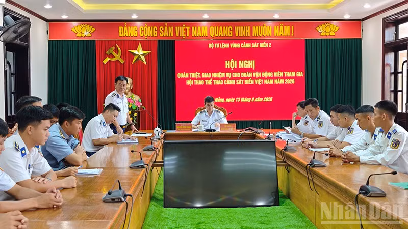 Đại tá Lê Huy, Chính ủy Vùng Cảnh sát biển 2 phát biểu động viên đoàn vận động viên.