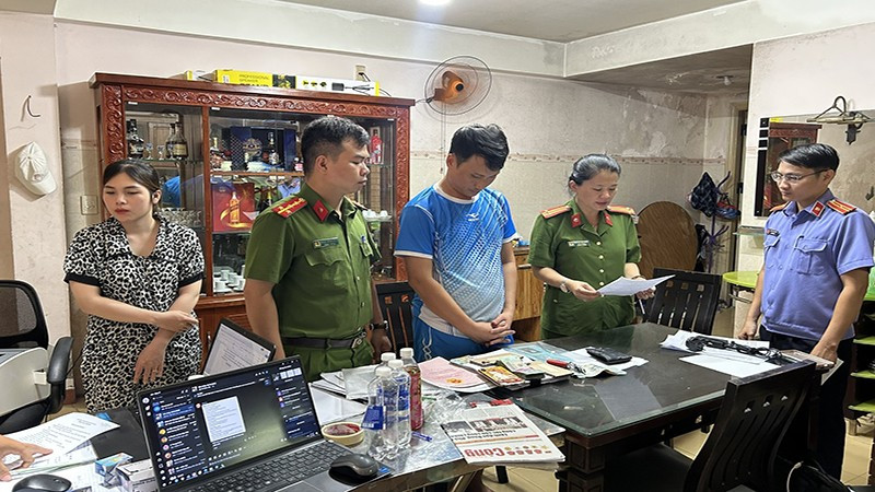 Khám xét khẩn cấp nơi ở của đối tượng Nguyễn Minh Trí, một trong 2 đối tượng cầm đầu đường dây. fjjygt.jpg