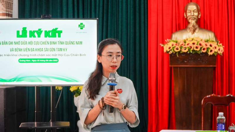 Bà Đặng Thị Kiều Hoa, Giám đốc điều hành Bệnh viện đa khoa Sài Gòn Tam Kỳ phát biểu tại buổi lễ. dsc09207.jpg