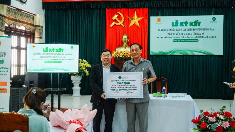 Bệnh viện đa khoa Sài Gòn Tam Kỳ trao tặng gói hỗ trợ phẫu thuật đục thủy tinh thể 200 triệu đồng dành tặng Hội Cựu chiến binh tỉnh Quảng Nam. dsc09247.jpg