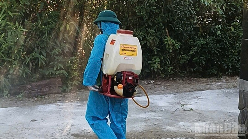 Lực lượng chức năng phường Quảng Phú triển khai vệ sinh khử trùng tiêu độc tại ổ dịch, hố chôn và thôn có ổ dịch. ndo_br_sdksds.jpg