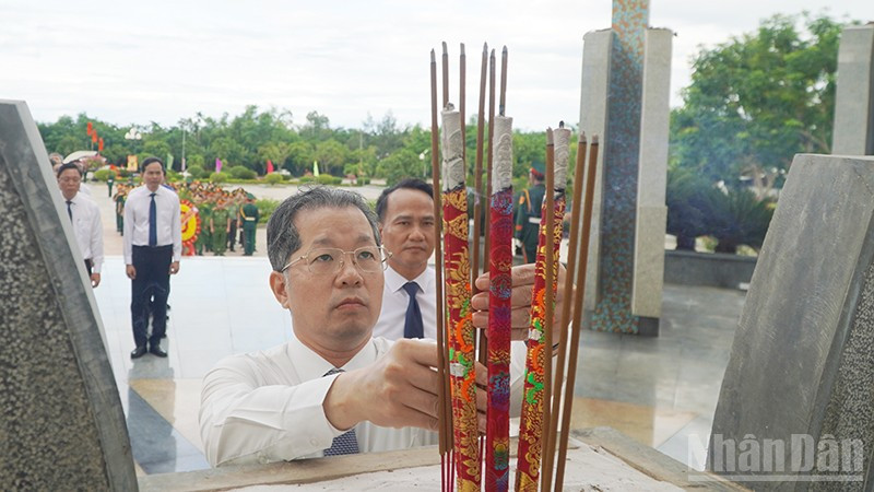 Đồng chí Nguyễn Văn Quảng, Ủy viên Trung ương Đảng, Bí thư Thành ủy, Trưởng Đoàn đại biểu Quốc hội đơn vị thành phố Đà Nẵng đang hương tưởng nhớ các anh hùng liệt sĩ tại nghĩa trang liệt sĩ ở phường Quảng Phú. ndo_br_6.jpg