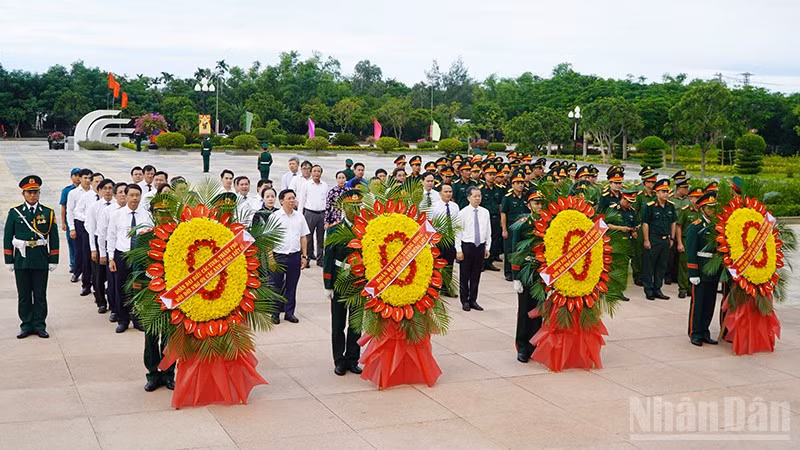 Các đoàn đại biểu đã đến dâng hương, dâng hoa tưởng nhớ các anh hùng liệt sĩ tại nghĩa trang liệt sĩ ở phường Quảng Phú, thành phố Đà Nẵng.