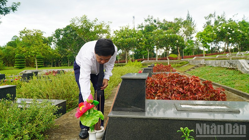 Đồng chí Lương Nguyễn Minh Triết, Ủy viên dự khuyết Trung ương Đảng, Chủ tịch Ủy ban nhân dân thành phố Đà Nẵng thắp hương tưởng nhớ các anh hùng liệt sĩ tại nghĩa trang liệt sĩ ở phường Quảng Phú. ndo_br_2-3852.jpg