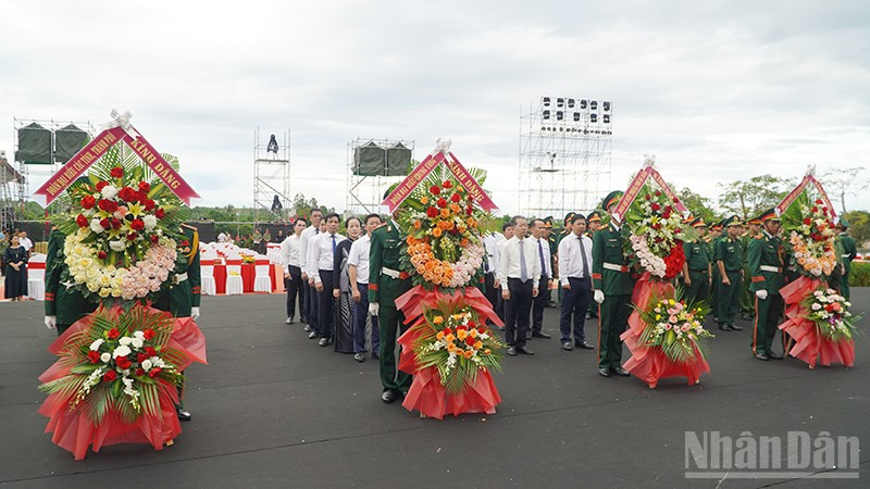 Các đoàn đại biểu đến dâng hương, dâng hoa tại Tượng đài Mẹ Việt Nam Anh hùng. ndo_br_1-8539.jpg