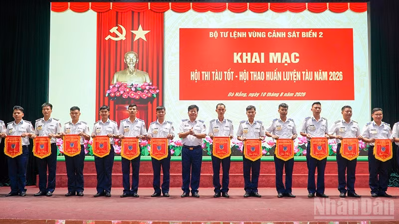 Thiếu tướng Trần Quang Tuấn, Tư lệnh Vùng Cảnh sát biển 2 trao cờ lưu niệm cho các đơn vị tham gia Hội thi-Hội thao.