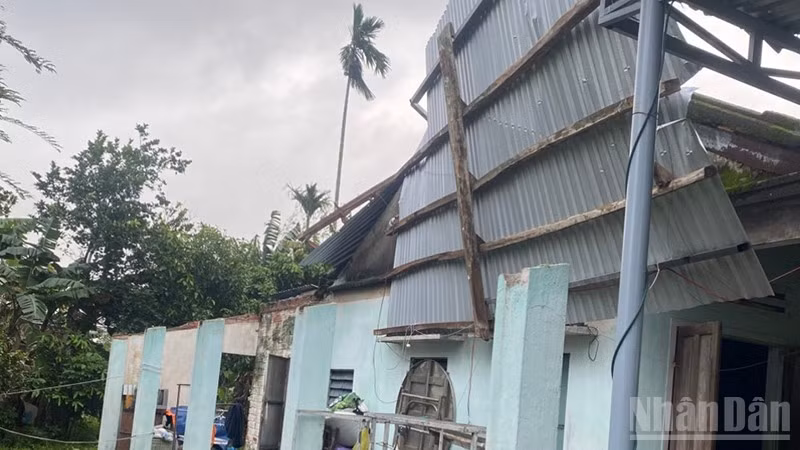 Một nhà dân ở phường Hương Trà, thành phố Đà Nẵng bị tốc mái hoàn toàn.