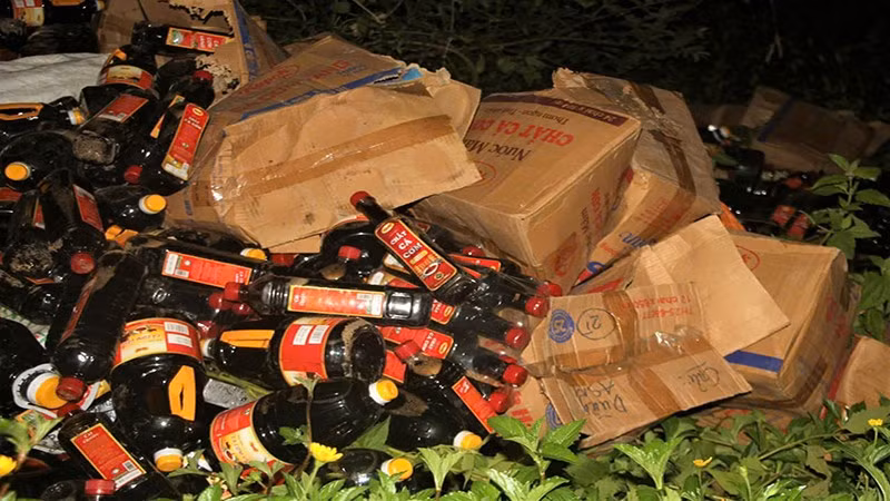 Ghi nhận có khoảng 1.000 chai loại 1 lít, 5 lít bị vứt bỏ nằm ngổn ngang trong bụi rậm bên đường.
