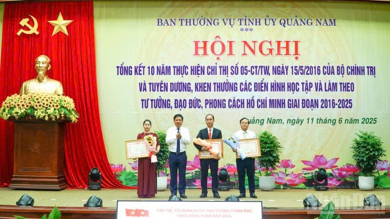 Bí thư Tỉnh ủy Quảng Nam Lương Nguyễn Minh Triết trao bằng khen của Thủ tướng Chính phủ tặng tập thể, cá nhân điển hình, tiêu biểu trong học tập và làm theo tư tưởng, đạo đức, phong cách Hồ Chí Minh giai đoạn 2016-2025.