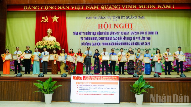 Các tập thể, cá nhân điển hình, tiêu biểu trong học tập và làm theo tư tưởng, đạo đức, phong cách Hồ Chí Minh giai đoạn 2016-2025 được nhận bằng khen của Chủ tịch Ủy ban nhân dân tỉnh Quảng Nam. ndo_br_dsc09367.jpg