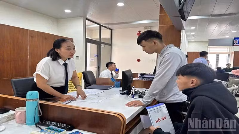 Trung tâm Hành chính công phường Tam Kỳ phục vụ tốt nhu cầu giải quyết thủ tục hành chính cho nhân dân.