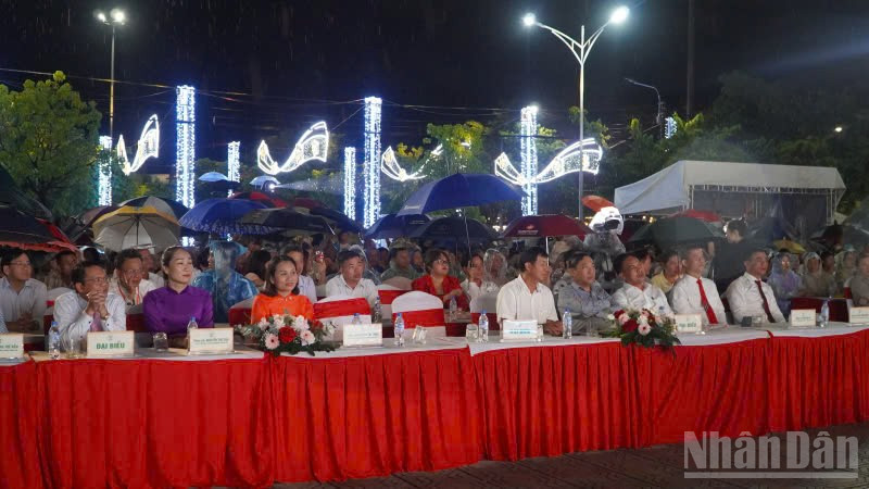 Đại biểu tham dự chương trình nghệ thuật “Hương Trà chào kỷ nguyên mới”. ndo_br_z6761930788778-431d4efda2c4113c4d81a39206bc405b.jpg